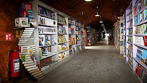 Çöpten Toplanan Kitaplardan Kütüphane Yaptılar