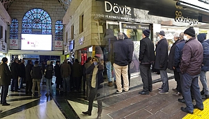 Ankara'da döviz bozdurma kuyrukları oluştu
