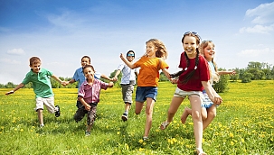 Çocuk oyunla, sevgiyle ve güvenle büyütülmeli