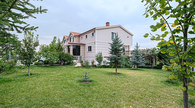 Ankara Otan sitesinde 1000 m2 bahçe kullanımı olan satılık 5+2 villa