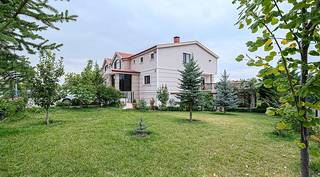 Ankara Otan sitesinde 1000 m2 bahçe kullanımı olan satılık 5+2 villa