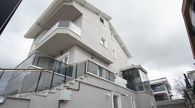 İncek'te tam müstakil 3 katlı lüks satılık villa