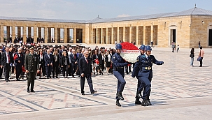 Türk Eğitim Vakfı 55. yılında Anıtkabir’de Ata’nın huzuruna çıktı