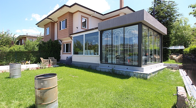 İncek Altungül sitesine geniş bahçeli eşyalı kiralık köşe villa