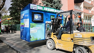Ankara’da güneş enerjisi ile çalışan ve konuşan mobil atık getirme merkezi
