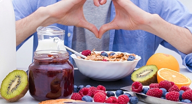 Düşük benlik saygısı ve yetersizlik duygusu duygusal yemeyi tetikliyor
