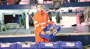Tekneden reyona 10 bin ton balık