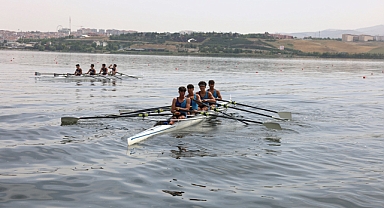 Mogan Gölü’nde kıyasıya yarış nefes kesti