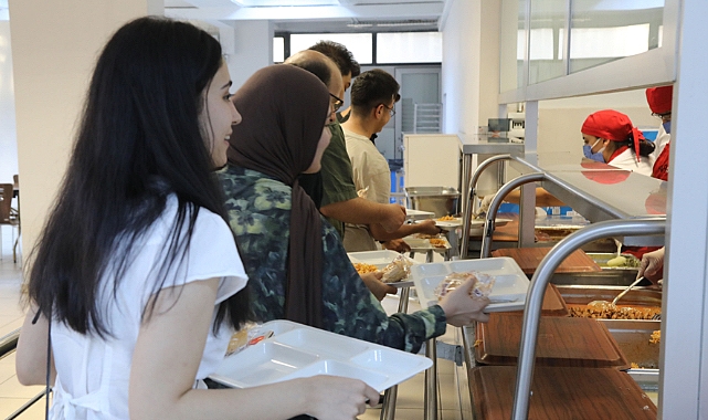 Üniversitelilere ücretsiz akşam yemeği uygulaması başladı