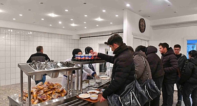Ankaralı öğrencilere ücretsiz sıcak yemek uygulaması başladı