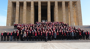 ASO ailesi 61. kuruluş yıl dönümünde Anıtkabir’de Atatürk’ün huzurunda