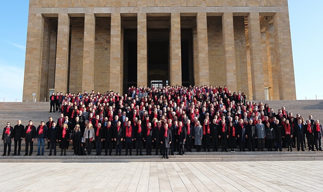 ASO ailesi 61. kuruluş yıl dönümünde Anıtkabir’de Atatürk’ün huzurunda