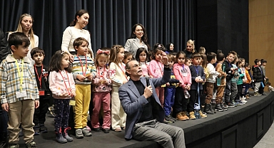 Başkan Beşikcioğlu çocuklara tiyatro sahnesi tanıttı