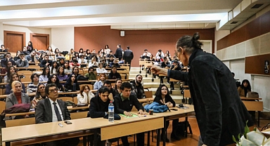 Başkan Erdal Beşikcioğlu öğrencilere yerel yönetimler dersi verdi