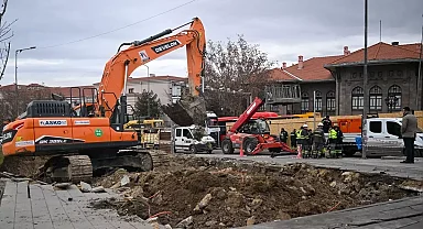 Ankara Ulus'ta yol çöktü