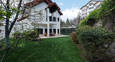 Angora Evleri sitesinde köşe konumlu bodrumsuz 2 katlı geniş bahçeli villa