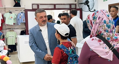 Sincan Belediye Başkanı Murat Ercan çocuklara bayramlık hediye etti
