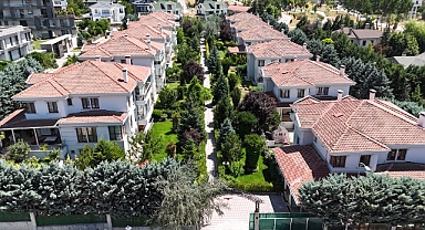 Çayyolunda geniş bahçeli site içerisinde villalar ilgi görüyor