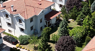 Çayyolu'nda site içerisinde 735 m2 arsa alanında 540 m2 satılık villa