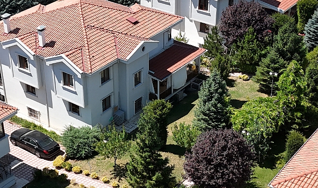 Çayyolu'nda site içerisinde 735 m2 arsa alanında 540 m2 satılık villa