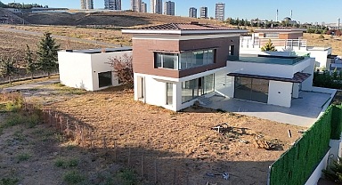 İncek N modern sitesinde 5 odalı göl manzaralı satılık villa