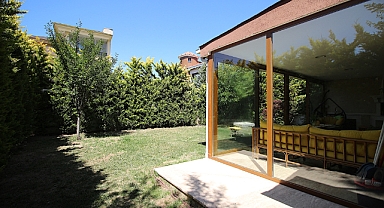 İncek'te 400 m2 net 7 odalı 4 katlı satılık lüks villa