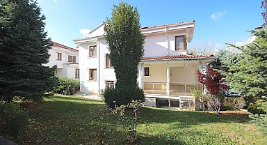 Çayyolu'nda site içerisinde 7 odalı 480 m2 satılık avantajlı villa