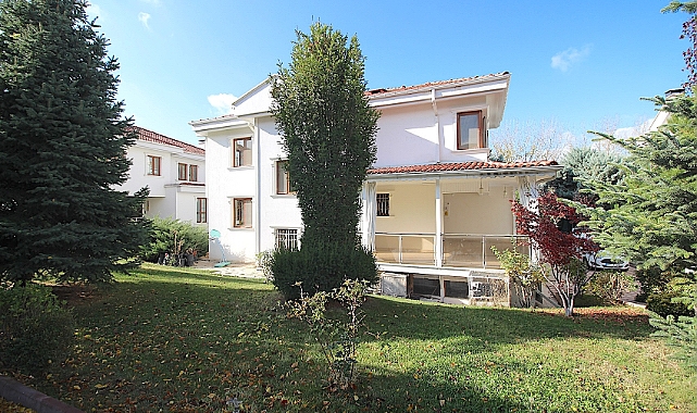 Çayyolu'nda site içerisinde 7 odalı 480 m2 satılık avantajlı villa