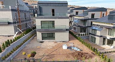 Çayyolu'nda site içerisinde satılık natamam villa