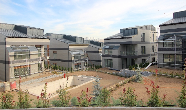 Çayyolu'nda site içerisinde satılık natamam villa