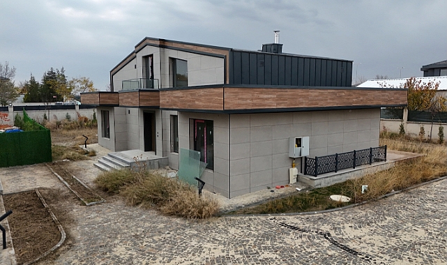 Gölbaşı'nda site içerisinde geniş bahçeli lüks villa takasa açık olarak satışa sunuldu