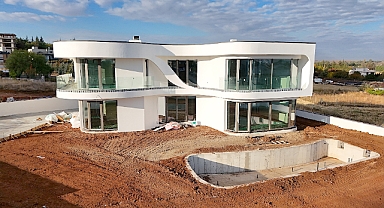 İncek'te tam müstakil geniş bahçeli havuzlu süper lüks villa