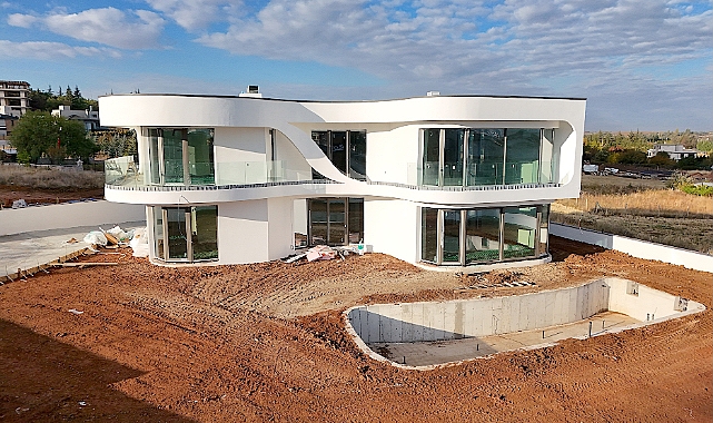 İncek'te tam müstakil geniş bahçeli havuzlu süper lüks villa