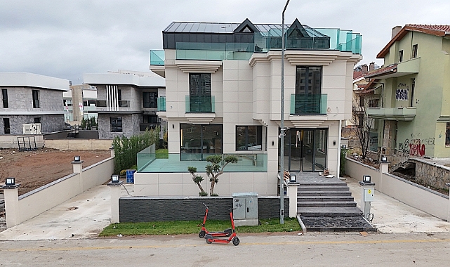 Çayyolu'nda merkezi noktada satılık geniş bahçeli ofis binası