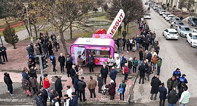 Etimesgut Belediyesi ikram karavanları metro çıkışlarında vatandaşlarla buluşuyor