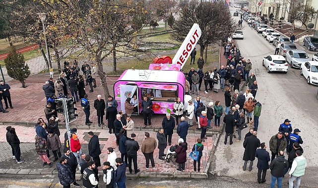 Etimesgut Belediyesi ikram karavanları metro çıkışlarında vatandaşlarla buluşuyor