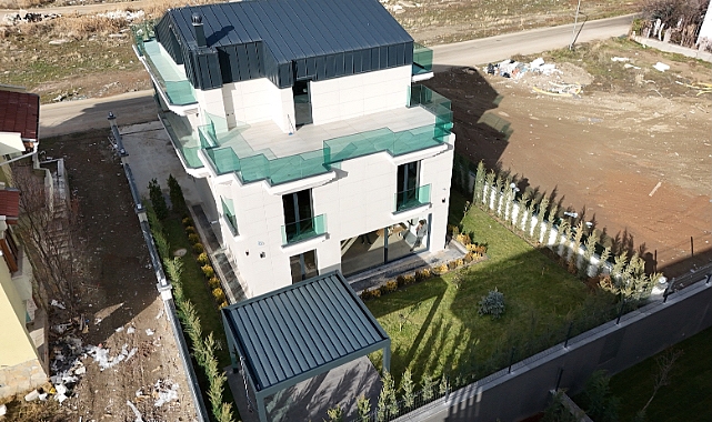 Çayyolu'nda geniş bahçeli 9 odalı 450 m2 satılık ofis binası