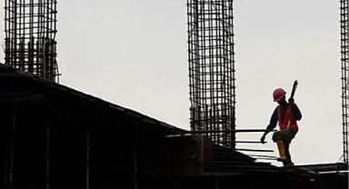 İnşaat üretimi yıllık artarken, aylık bazda sınırlı düşüş kaydetti
