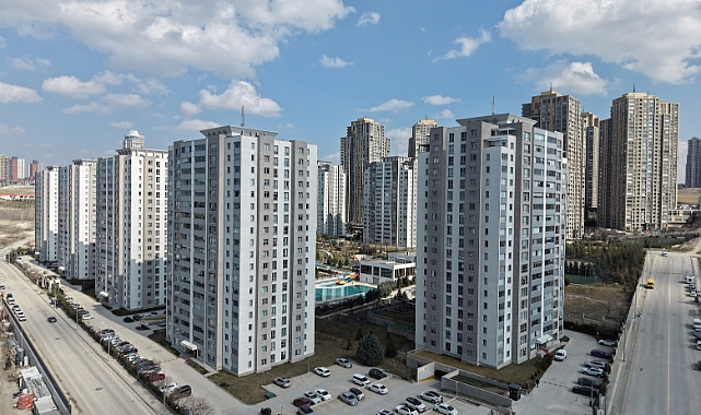 Konut fiyatları enflasyon karşısında düşmeye devam ederken kiralar artıyor