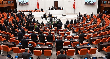 Sosyal medyaya ve doğum iznine yönelik düzenlemeleri de içeren kanun teklifinin komisyon görüşmeleri ertelendi